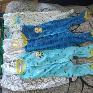 Babies 1 piece footed pjammas/sleepers/onesie size 12 months